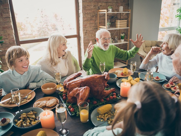 ما تفسيرات رؤية الجلوس على طاولة مع أشخاص في المنام؟