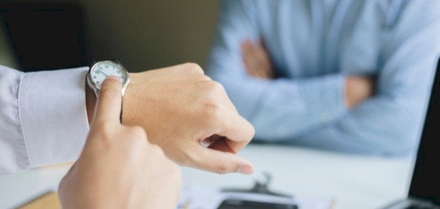 ما تأويلات ابن سيرين لرؤية التأخير عن العمل في المنام؟