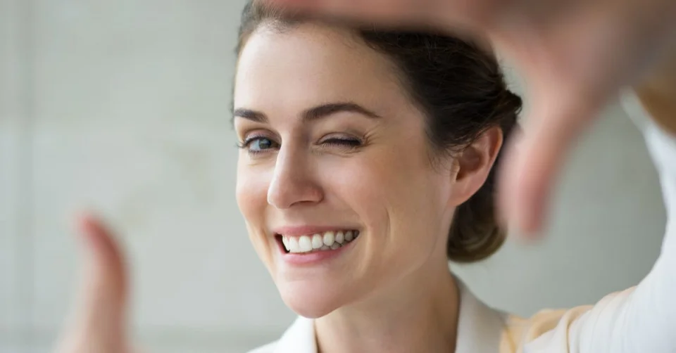 ما تفسيرات ابن سيرين لرؤية التبسم في المنام للعزباء؟