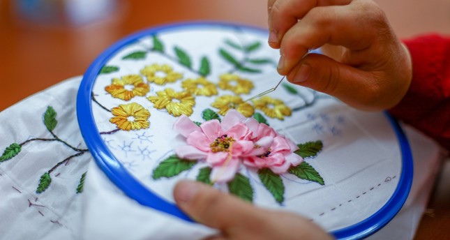 ما تفسير رؤية التطريز في المنام للعزباء لابن سيرين؟