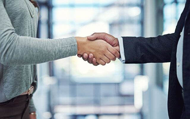 ما تأويلات ابن سيرين لرؤية التكلم مع شخص اعرفه في المنام؟