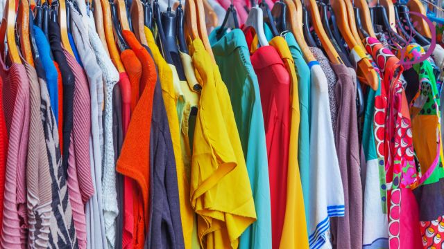 ما تأويلات ابن سيرين لرؤية الثياب الجديدة في المنام للعزباء؟