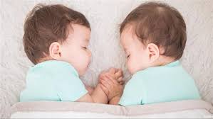 ما تفسيرات ابن سيرين لرؤية التوأم البنات في المنام؟