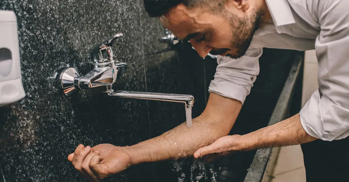 ما تأويلات ابن سيرين عن الحلم بالوضوء في الحمام؟