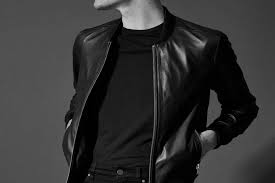 ما تفسير رؤية الجاكيت الكحلي في المنام للعزباء لابن سيرين؟