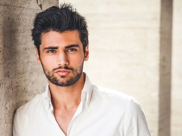 ما تفسير الحلم برجل وسيم لابن سيرين؟