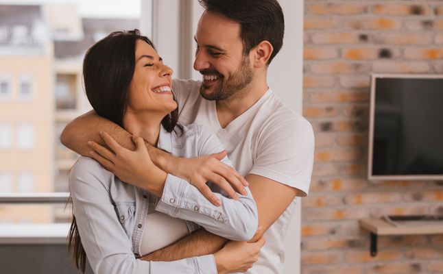 ما تفسير رؤية الحضن والبكاء في الحلم لابن سيرين؟