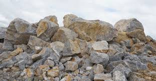 ما تفسيرات رؤية الجلوس على الحجر في المنام؟