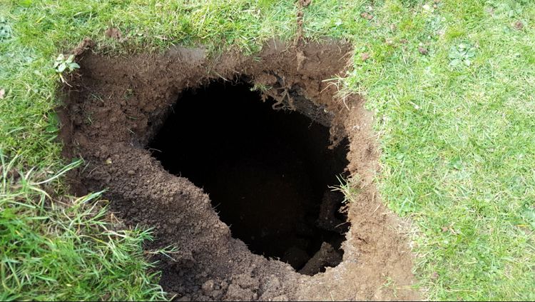 ما تأويلات ابن سيرين لرؤية السقوط في حفرة والخروج منها في المنام؟