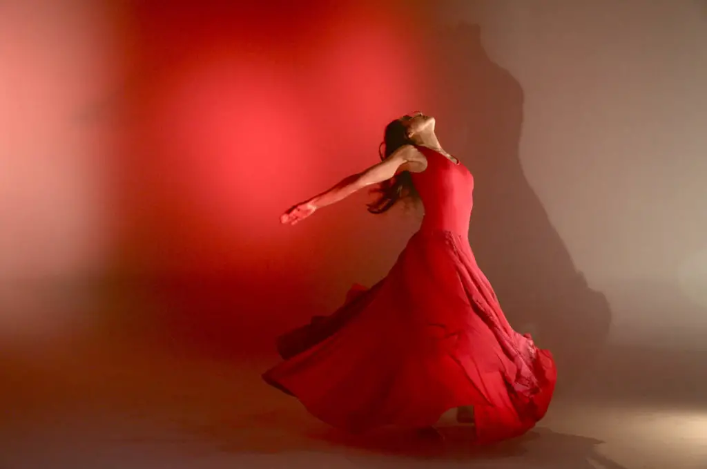 ما تفسير رؤية الرقص والغناء في المنام للعزباء لابن سيرين؟