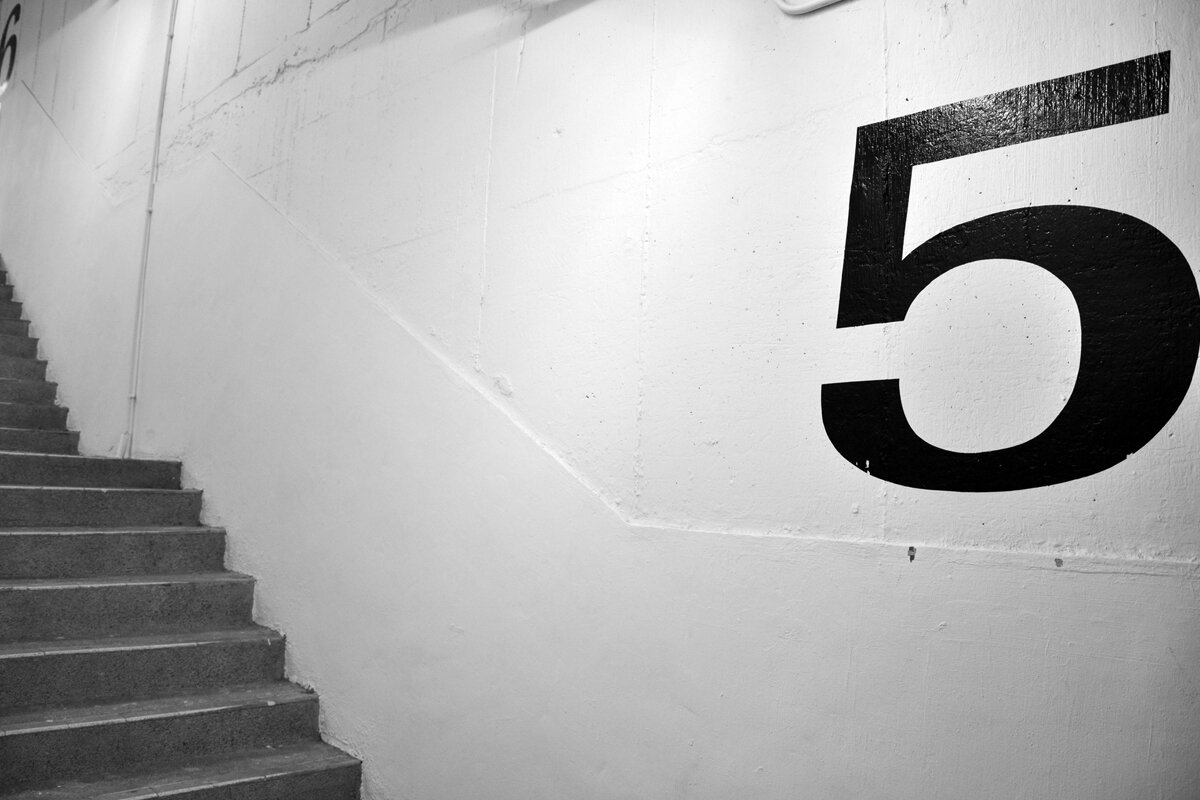 ما تفسير رؤية الطابق الخامس في المنام لابن سيرين؟