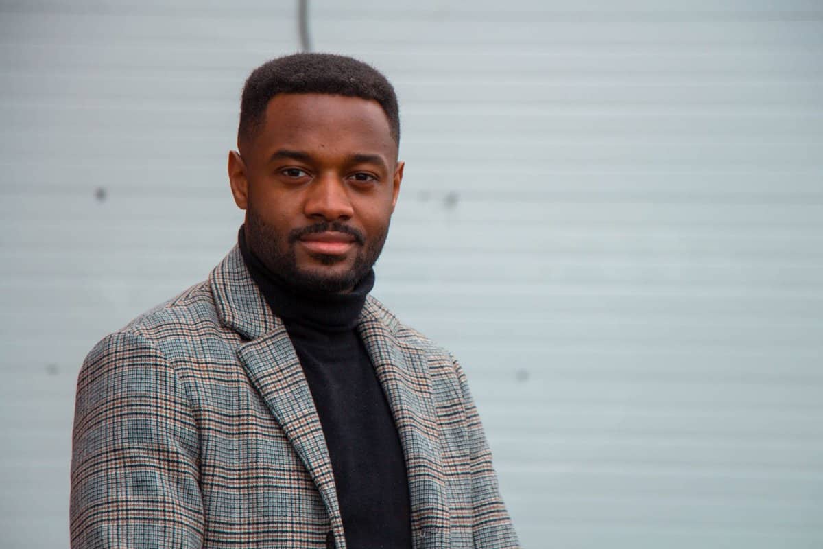 ما تفسير الحلم بشخص اعرفه ينظر الي لابن سيرين؟