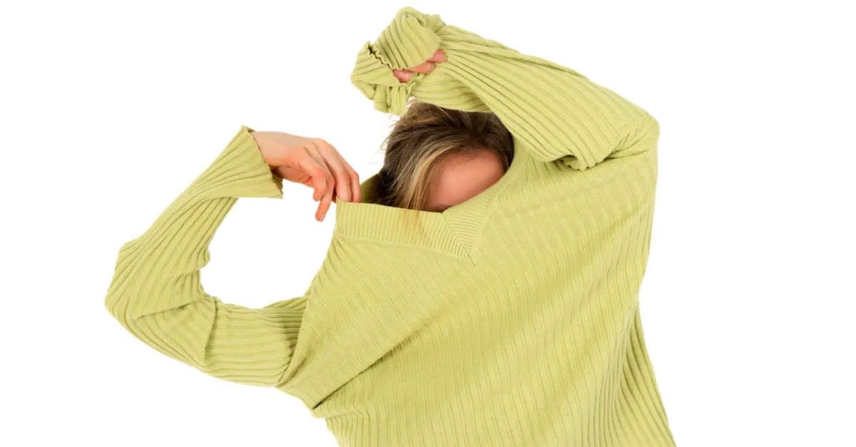 ما تفسير حلم الخروج بدون عبايه في المنام للعزباء؟