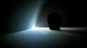 ما هو تفسير الخروج من مكان مظلم في المنام؟