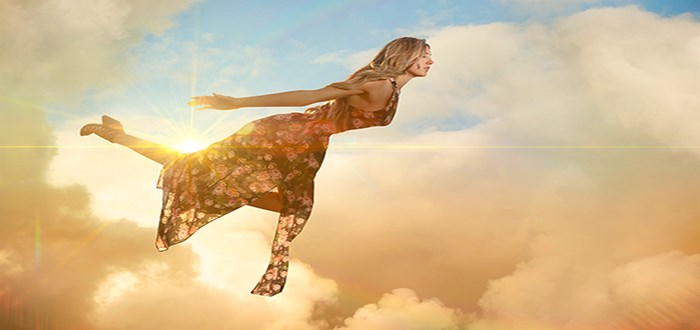 ما هو تفسير ابن سيرين لرؤية الطيران في السماء في المنام للعزباء؟