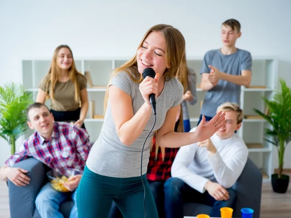 ما تفسير رؤية الغناء في المنام للحامل لابن سيرين؟