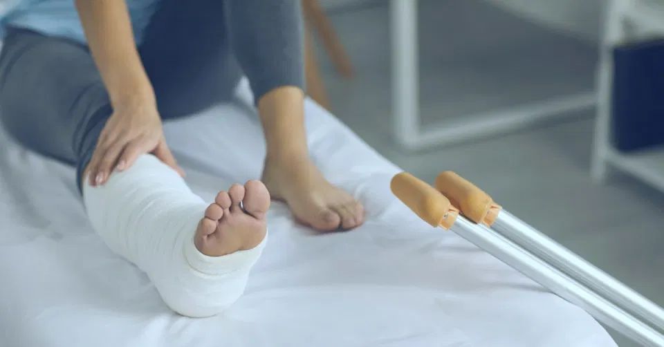 ما تفسير رؤية الكسر في المنام للعزباء لابن سيرين؟