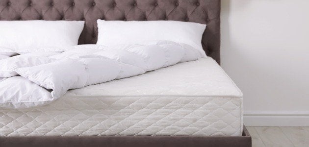 ما هو تفسير رؤية النوم تحت السرير في المنام لابن سيرين؟