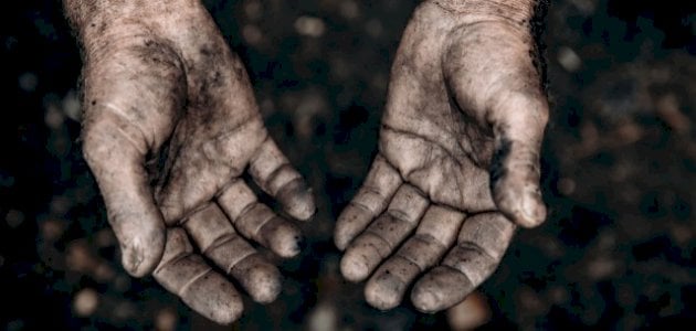 أهم تفسيرات رؤية اليد السوداء في المنام للمتزوجة