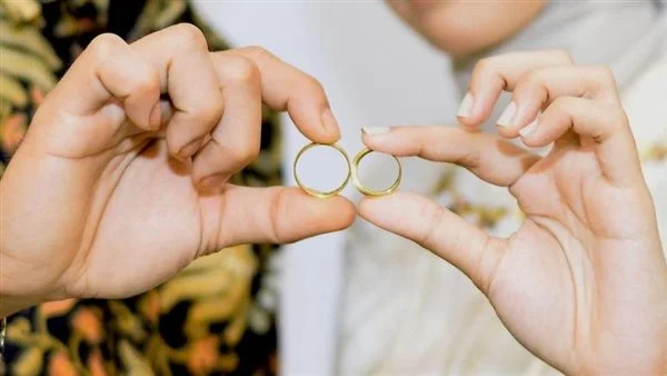 أهم 20 تفسير لرؤية الخطوبة للعزباء لابن سيرين