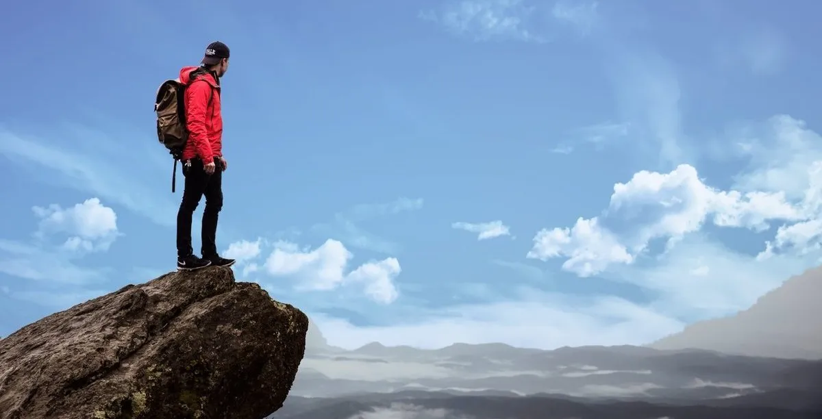 أهم 20 تفسير لحلم صعود الجبل مع شخص للعزباء في المنام لابن سيرين