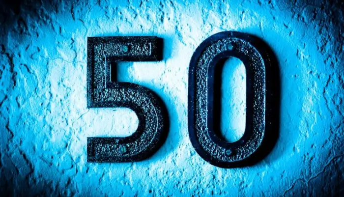 أهم 20 تفسير لرؤية الرقم 50 في المنام للمطلقة لابن سيرين